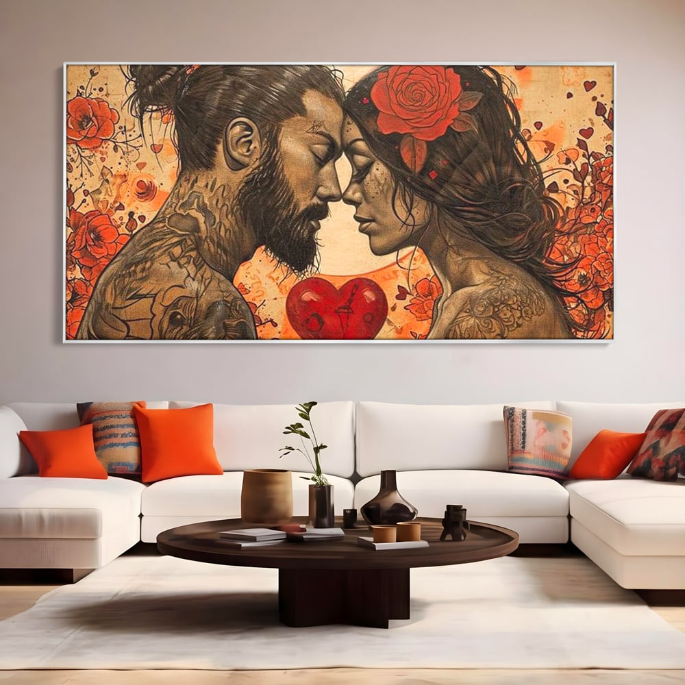 Tablou canvas cu tablou canvas cu un cuplu cu tatuaje si trandafir rosu, in rama de aluminiu argintiu, pe perete intr-un living